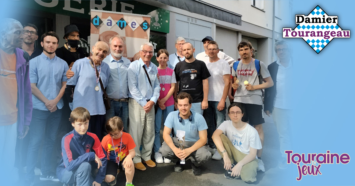 Image de joueurs faisant une photo de groupe et logos du damier tourangeau et de Touraine en Jeux