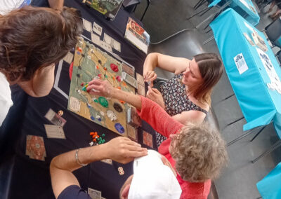 Groupe de joueur devant un jeu
