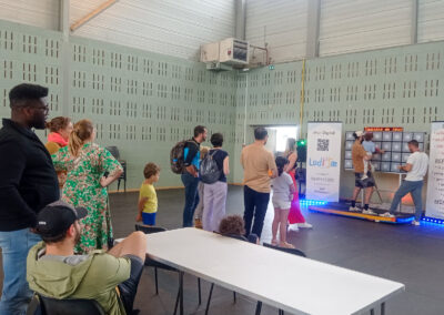 Queue de personnes devant le mur digital de ludi'Joe